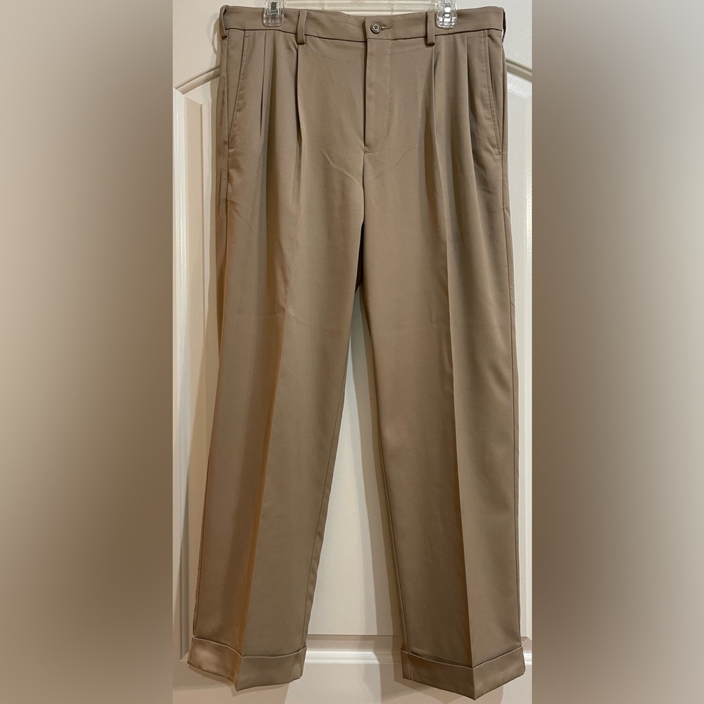 Pro Tour Mens 34x30 Khaki Pleated Front Cuffed Hem Dress Golf Pants.